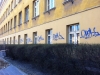 Hier hatte irgendein Depp Unterschriften geübt. Sowas hatte ich in der Grundschule auf nem Block gemacht...