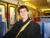 Chris im Zug auf dem Weg in die Stadt